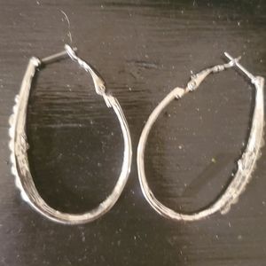 LG. Silveroval loop earrings w/ rhinestones